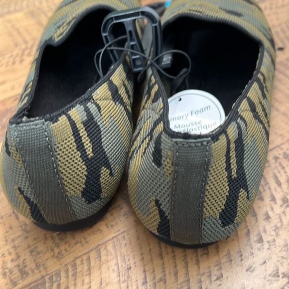⭐️3/$30⭐️ George Camouflage Flats - Picture 5 of 6